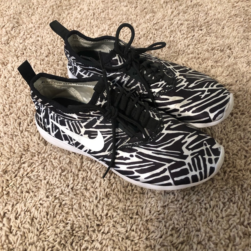 Nike Black and White 7 Shoe